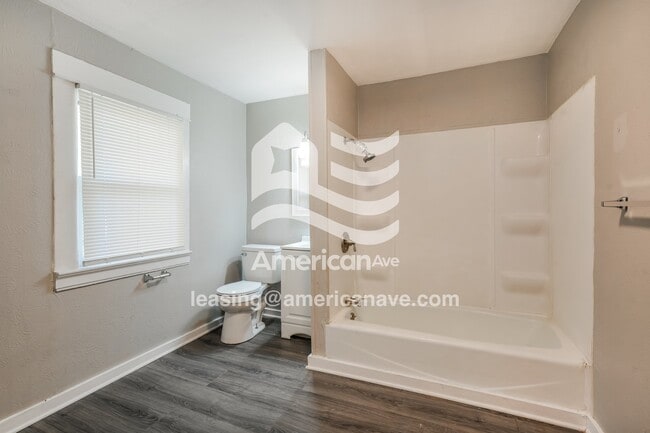 Building Photo - 1202 E Fox St