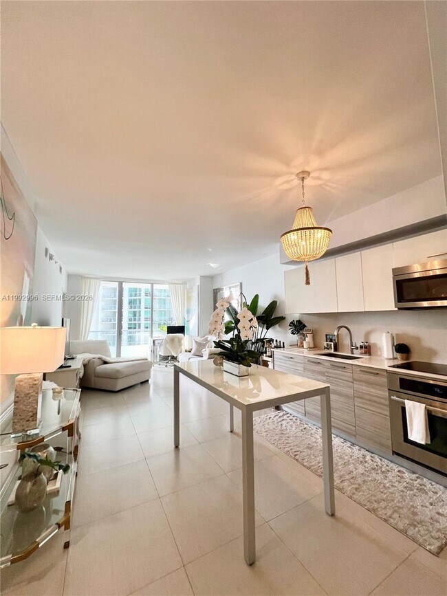 Building Photo - 1300 Brickell Bay Dr