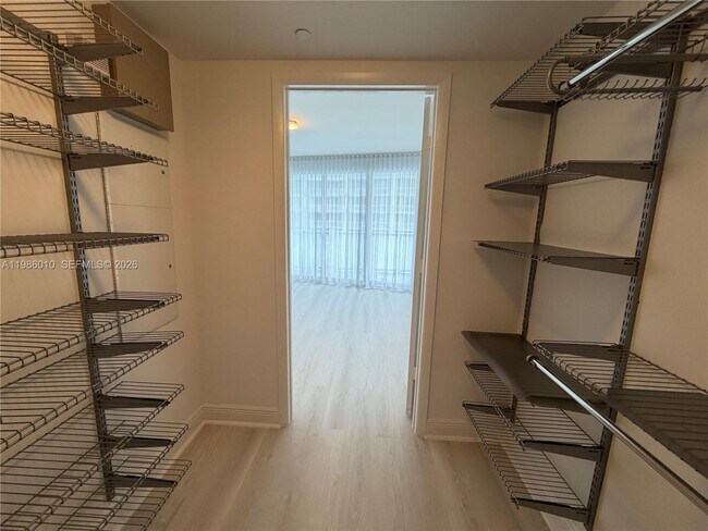 Building Photo - 475 Brickell Ave