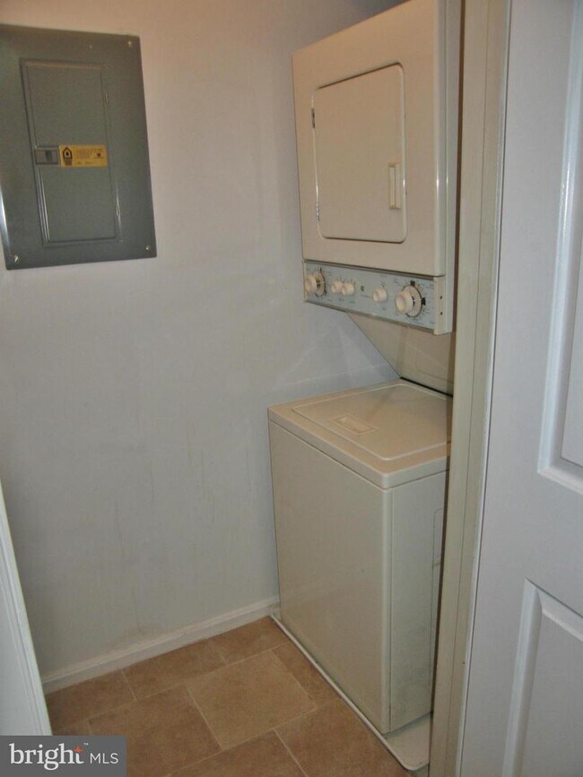 Building Photo - 5704 Shadwell Ct