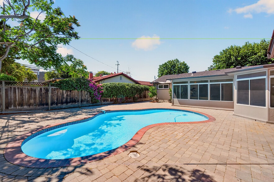 Building Photo - 2130 Roenoke Way