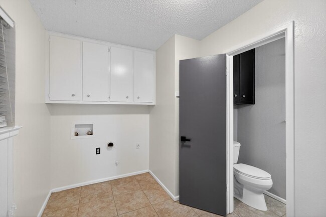 Building Photo - 2821 Metz Dr