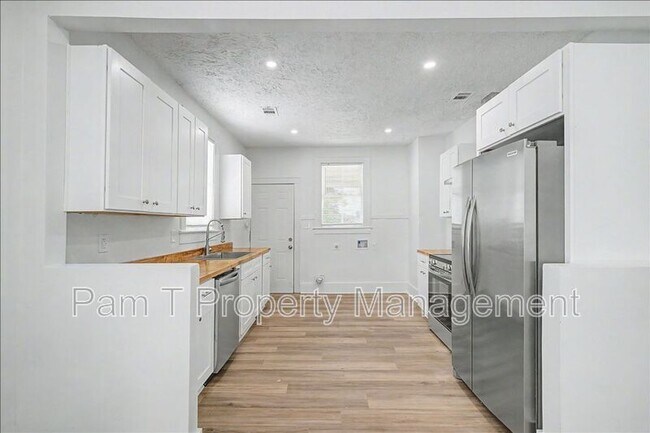 Building Photo - 613 W 39th St