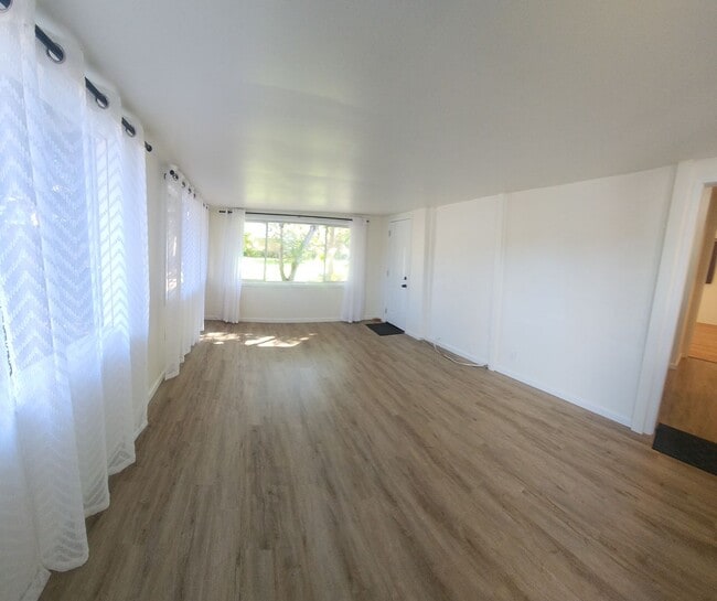 Building Photo - Well maintained 5 bedroom 2 bath with garage