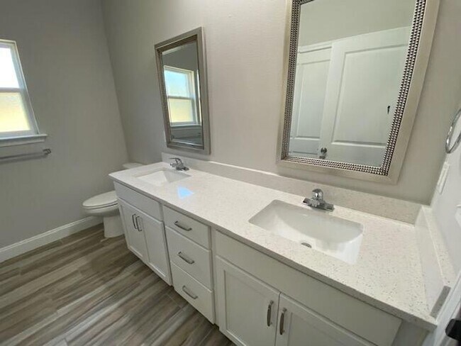 Building Photo - Spacious 3 Bedroom Home in Mary Esther!