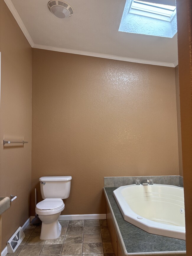 Building Photo - 1900 Plumcreek Ct