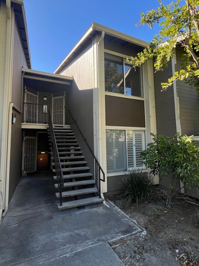 Building Photo - Modern & Renovated 2 Bed | 2 Bath Condo