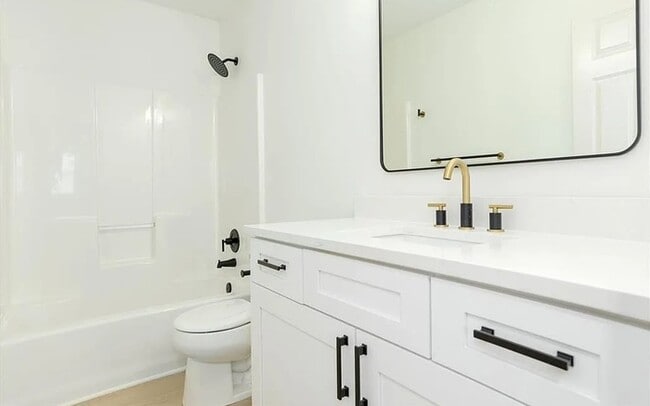 Building Photo - Spacious and Elegant 4 BR 4 BA Home in Olathe!