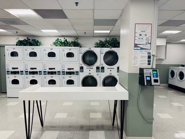 Building Photo - 2 Hawthorne Pl