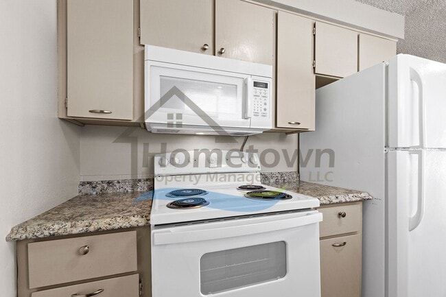Building Photo - Large 4 Bedroom 2 Bathroom Home with Off S...
