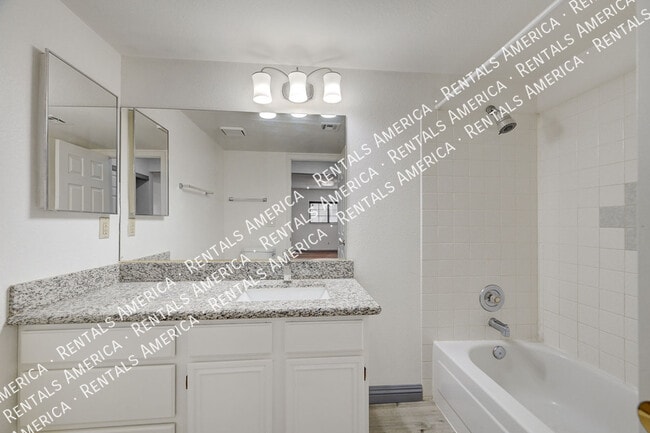 Building Photo - 101 Luna Way