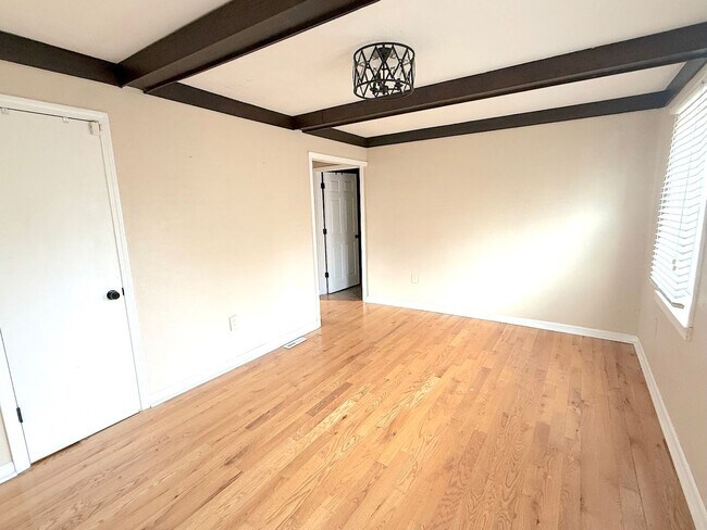 Building Photo - Cute Home in Westside South Neighborhood