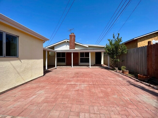 Building Photo - Large 3 Bedroom 2 Bath Home