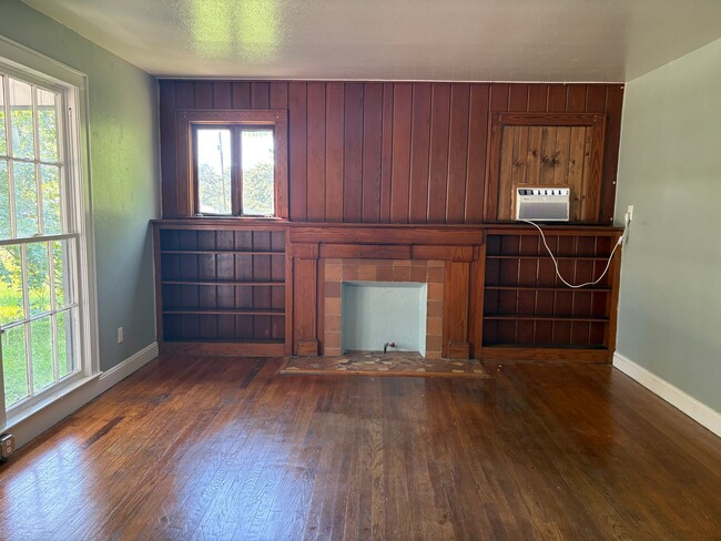 Building Photo - Beautiful 3 bedroom/1 bath Cottage with La...