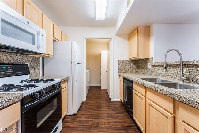 Building Photo - 950 Seven Hills Dr