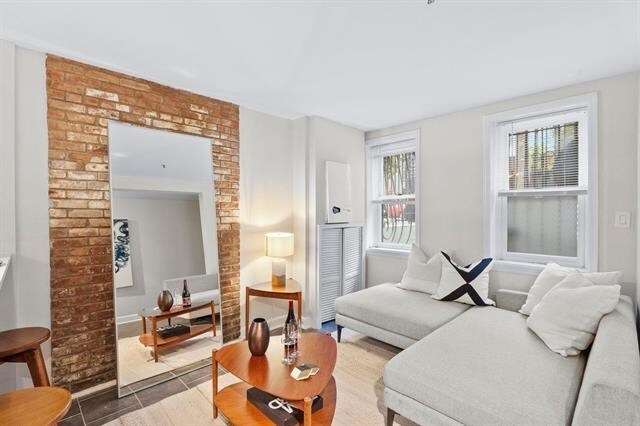 Primary Photo - 98 Bright St