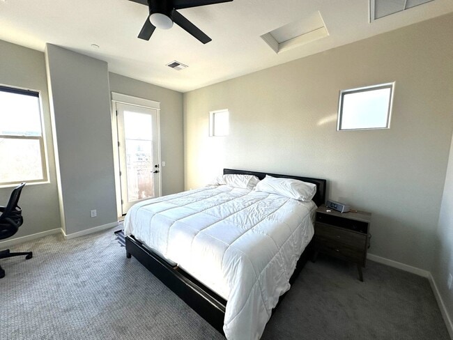 Building Photo - 4 bed 2.5 bath townhouse in The Crossings