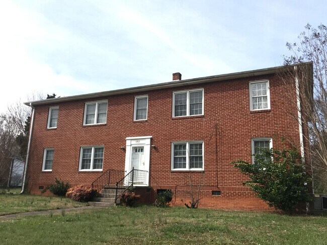 Building Photo - 452 Parkview Dr