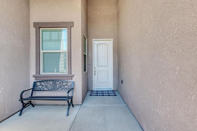 Building Photo - Gorgeous 4/2 Crown Home In Riverstone Community