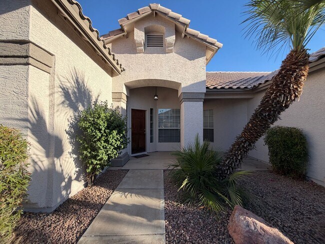 Building Photo - UPDATED BEAUTY IN GARDEN LAKES