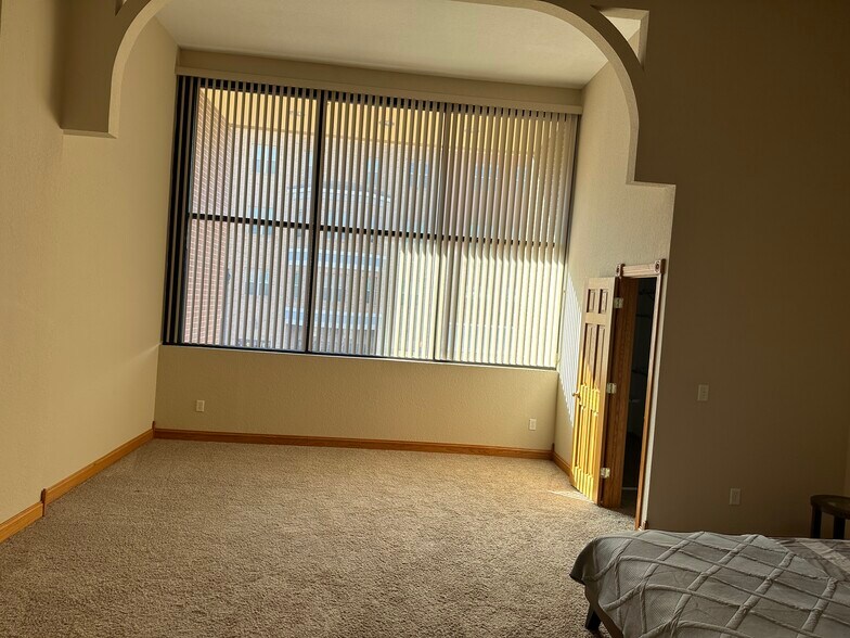 Building Photo - 419 E Grand Ave