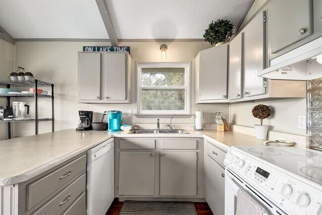Building Photo - 2591 Lakeshore Dr