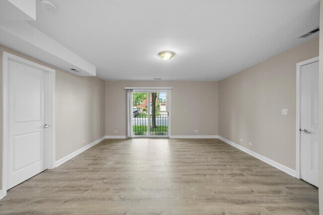 Building Photo - 3423 Ridgeland Ave
