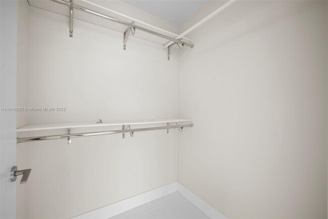 Building Photo - 2020 N Bayshore Dr