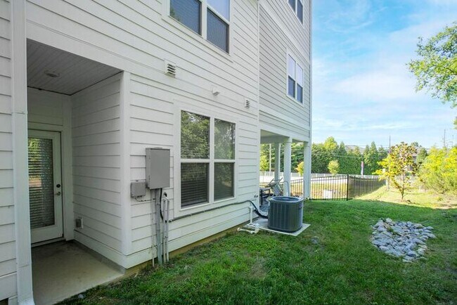Building Photo - 3 Bed/3 Full Baths! Newer Townhome