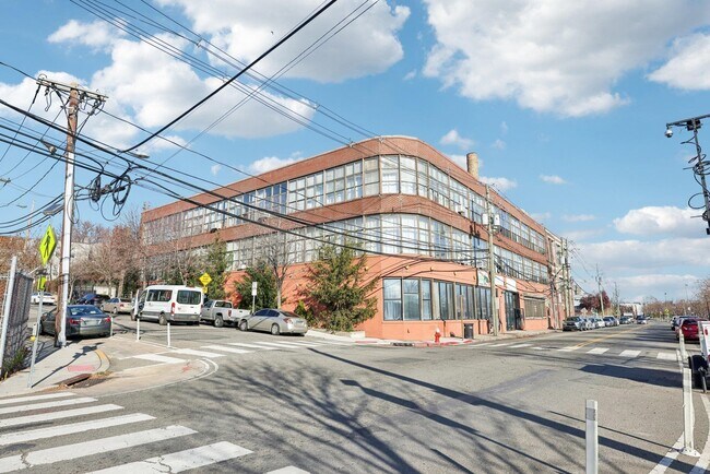 Building Photo - 2 Union St