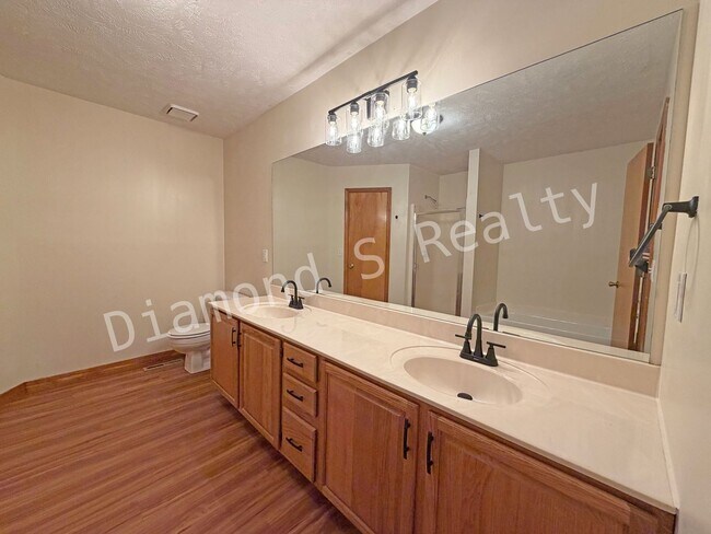 Building Photo - Charming 3 Bedroom in Desirable South Neig...