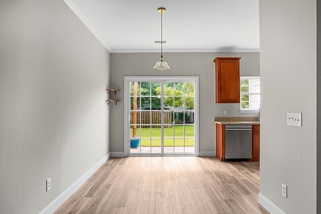 Building Photo - 3 bedroom, 2.5 Townhome