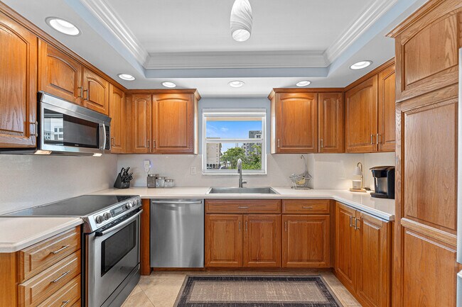 Building Photo - 1160 Hillsboro Mile