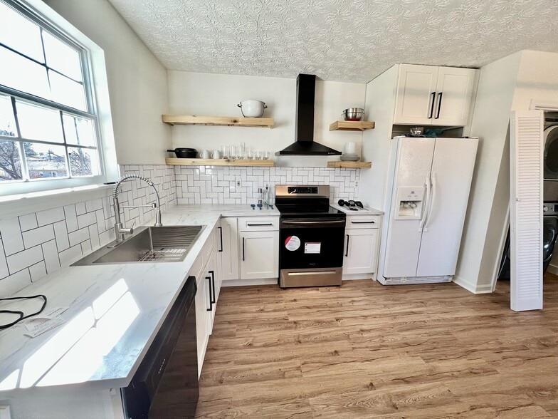 Building Photo - 127 W Franklin St