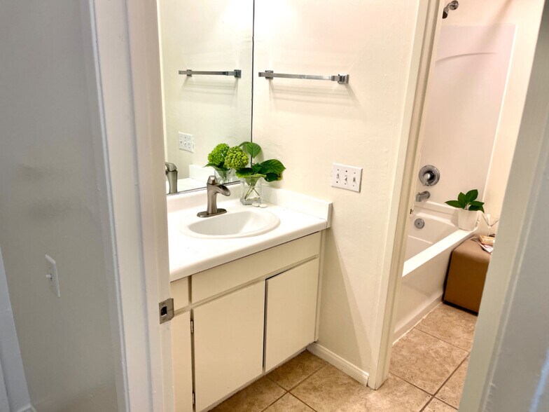 Building Photo - 1855 Diamond St