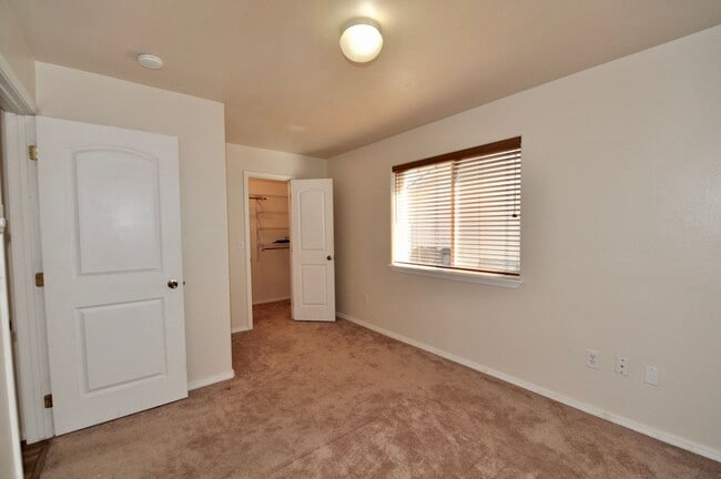 Building Photo - 3 bed 2 bath rancher duplex (stainless appliances & granite counters)