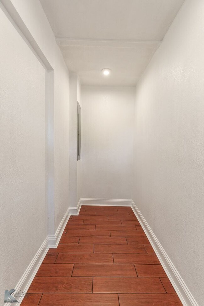 Building Photo - 3 bed, 1.5 bath, XL living room, XL garage...