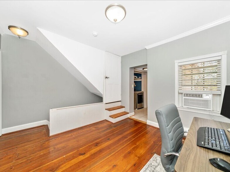 Building Photo - 313 S Market St