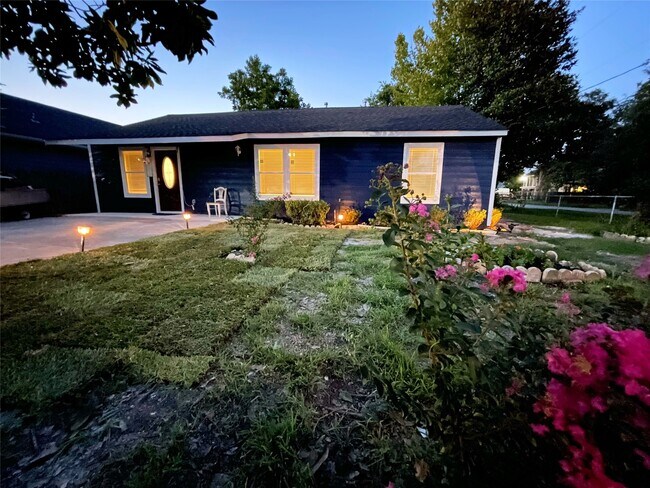 Building Photo - 3627 Keeland St