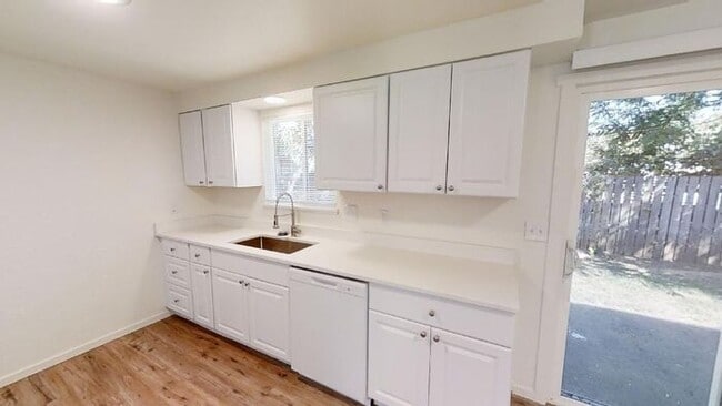 Building Photo - Amazing 2 Bedroom Single-level Duplex w/ A...