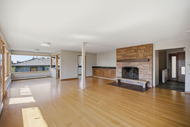 Building Photo - Spacious 4 Bed 2.5 Bath Home with Panoramic Views in Magnolia
