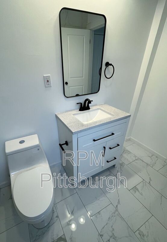 Building Photo - 2019 E Beckert Ave