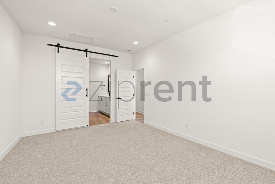 Building Photo - Unit