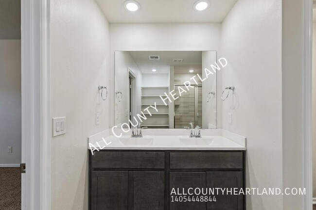 Building Photo - 3425 Molly Dr