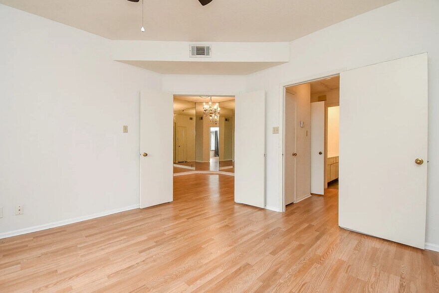 Building Photo - 2211 S Braeswood Blvd
