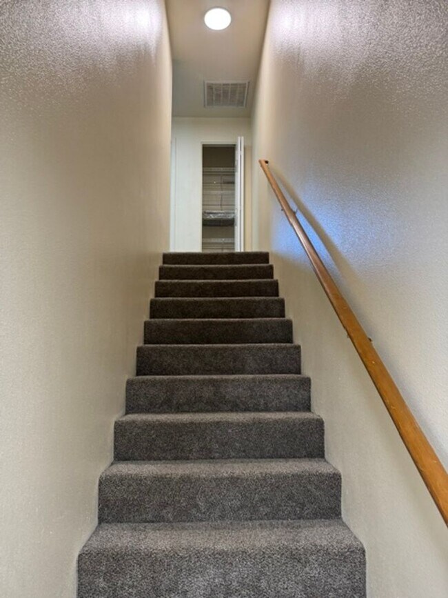 Building Photo - TOWNHOMES OF OAK COURT!!  REMODELED 2 BEDROOM