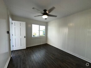 Building Photo - 1 bedroom duplex, fully renovated, 2 car p...