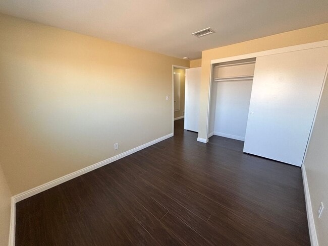 Building Photo - Clean and upgraded 3 bedroom townhouse available in Fountain Valley