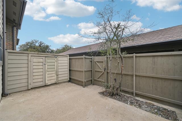 Building Photo - 9910 Royal Ln