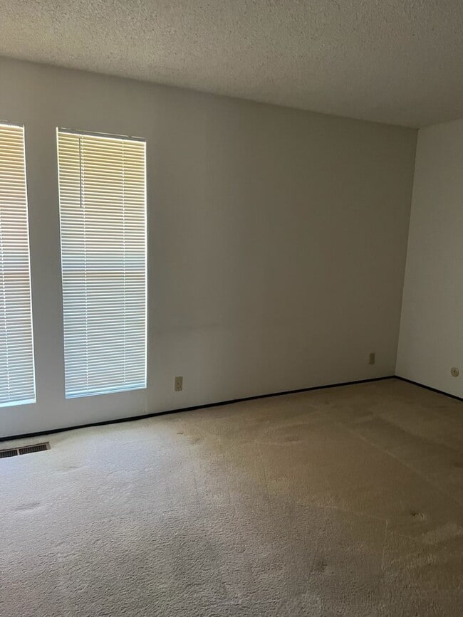 Building Photo - Charming 3-Bedroom Townhome in Desirable G...